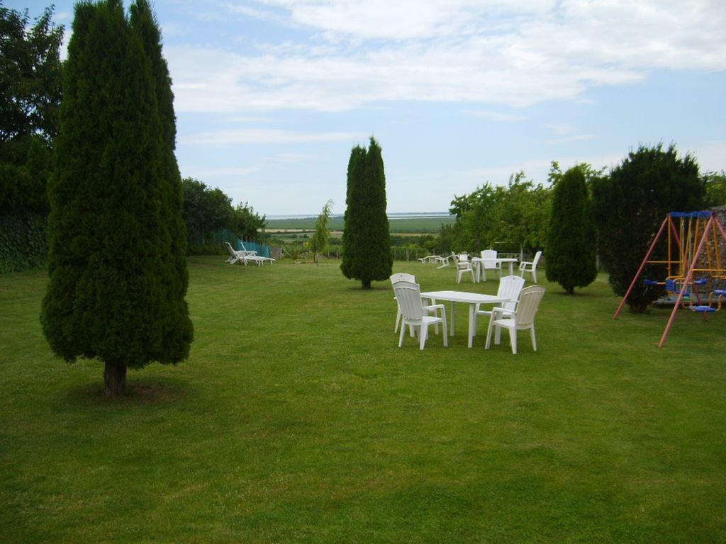 Szuts Panzio Bed & Breakfast Fertorakos Exterior photo