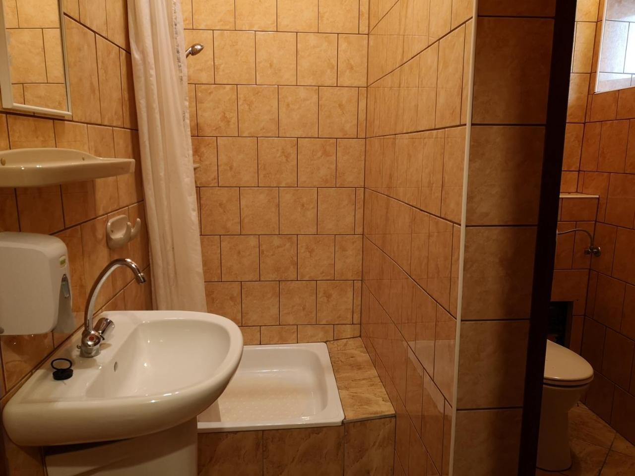 Szuts Panzio Bed & Breakfast Fertorakos Exterior photo